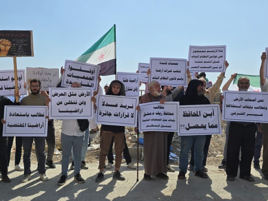 أهالي مدينة التل ينفذون وقفة احتجاجية للمطالبة بأراضيهم المستملكة