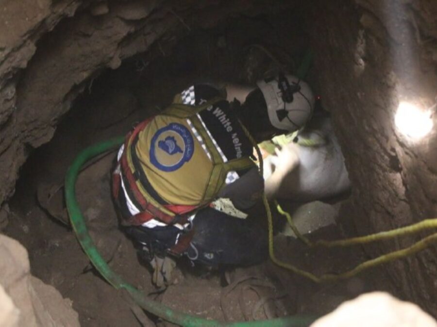 دير الزور.. الدفاع المدني ينتشل جثمان طفل سقط في بئر قبل أيام