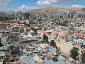 انخفاض ملحوظ بدرجات الحرارة وهطولات مطرية على مناطق متفرقة