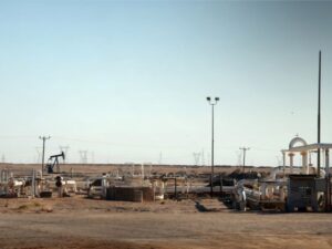 استشهاد 4 أشخاص وإصابة 9 آخرين جراء استهداف حافلة تقلّ حراس منشآت نفطية شرقي البلاد