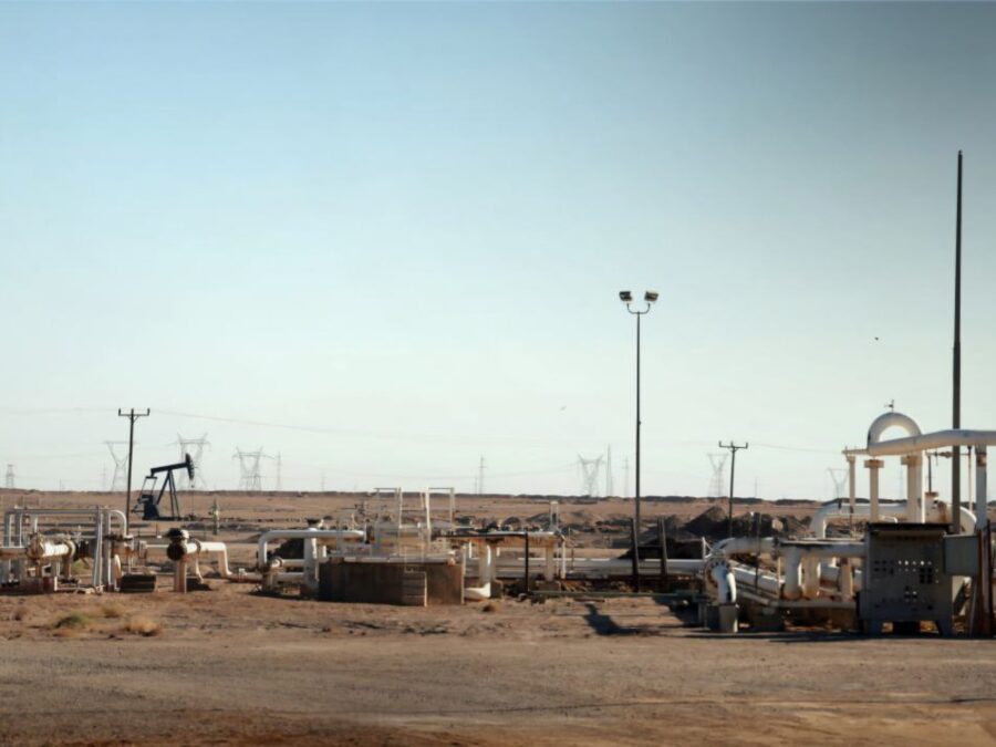 استشهاد 4 أشخاص وإصابة 9 آخرين جراء استهداف حافلة تقلّ حراس منشآت نفطية شرقي البلاد