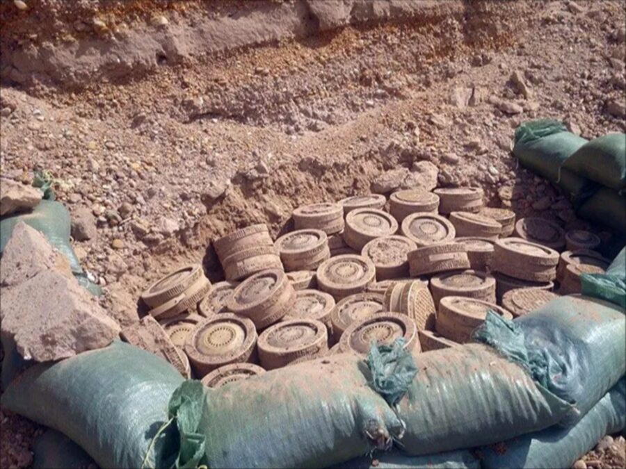 إصابة عناصر من فرق الهندسة بانفجار لغم من مخلفات النظام البائد قرب مطار دير الزور