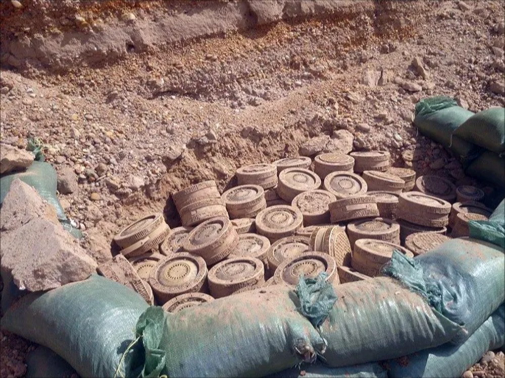 إصابة عناصر من فرق الهندسة بانفجار لغم من مخلفات النظام البائد قرب مطار دير الزور