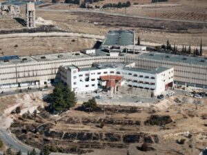 صحيفة فرنسية: سجون النظام البائد أكبر وأول مشروع إبادة بشرية في القرن الراهن