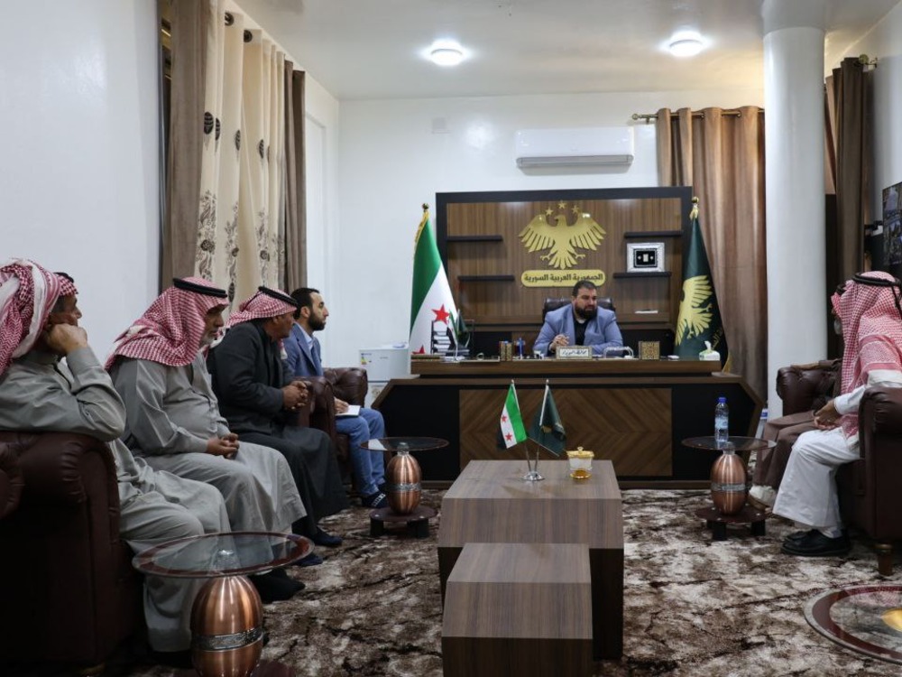 محافظ السويداء يناقش مع أهالي قرية القصر تأمين متطلبات العودة