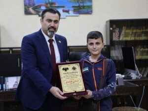 وزير التربية يكرم الطالب "مازن فندي" لتفوقه في مسابقة الشطرنج الدولية