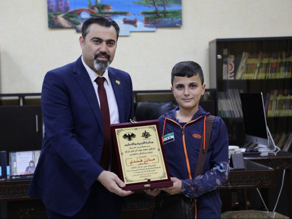 وزير التربية يكرم الطالب "مازن فندي" لتفوقه في مسابقة الشطرنج الدولية