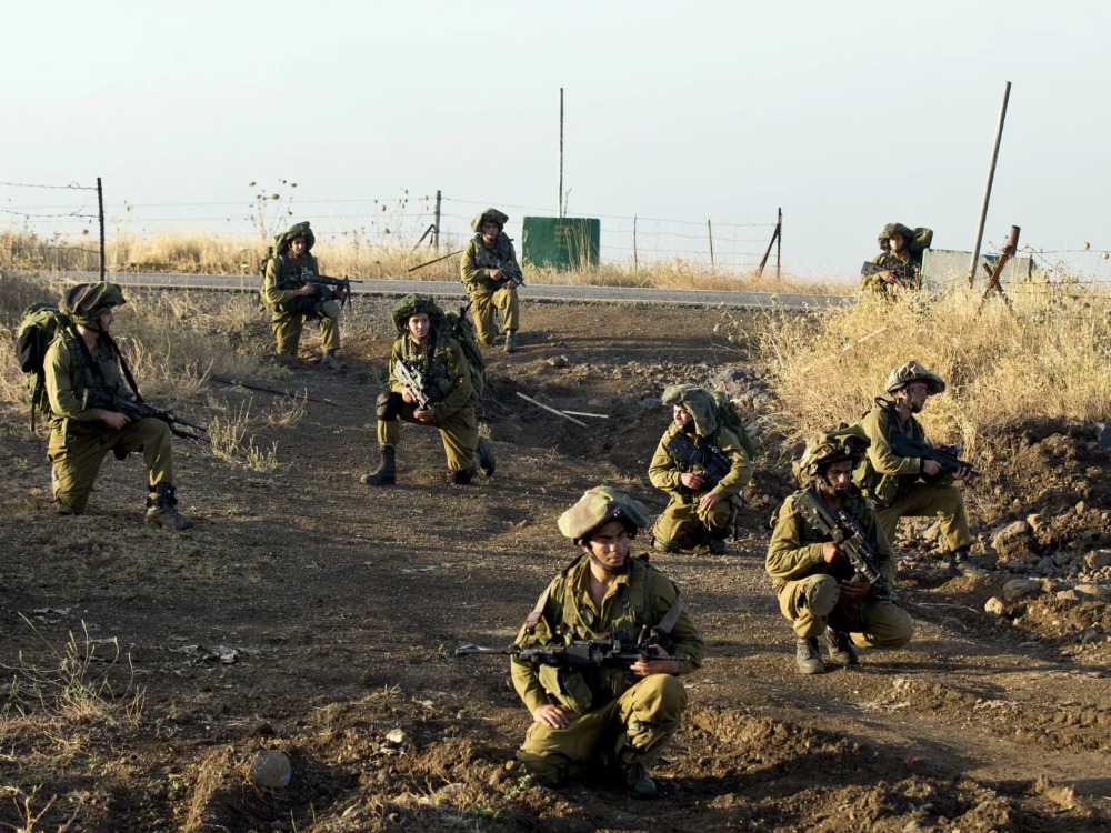 قوات الاحتلال الإسرائيلي تلقي قنابل دخانية على مزارعين في ريف القنيطرة الشمالي