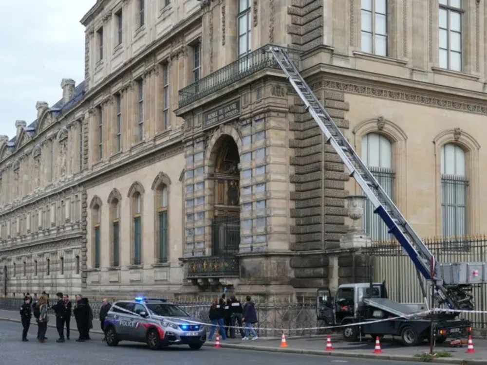 سرقة مجوهرات لا تقدر بثمن من متحف اللوفر الفرنسي