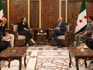 سوريا وبريطانيا تبحثان تعزيز التعاون في مجالات الكوارث وإزالة مخلفات الحرب