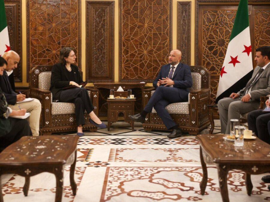 سوريا وبريطانيا تبحثان تعزيز التعاون في مجالات الكوارث وإزالة مخلفات الحرب