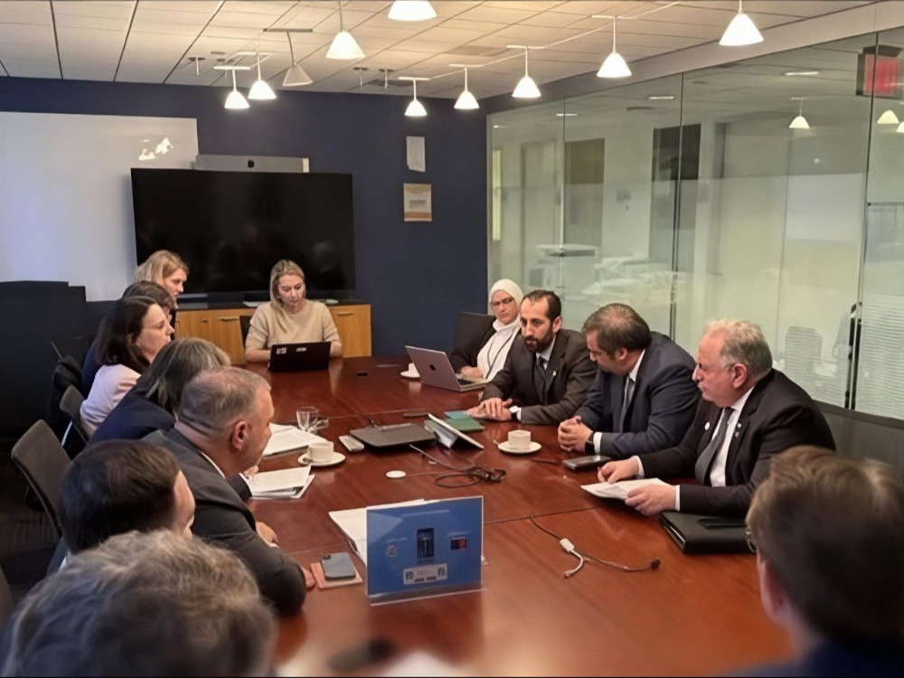 وزير المالية يبحث مع الصندوق العربي والبنك الدولي تعزيز الدعم لإعادة الإعمار والتنمية