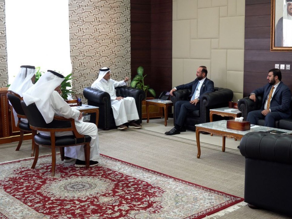 وزير الإعلام يبحث في قطر تبادل الخبرات وآليات الحماية من الحملات الإعلامية السلبية