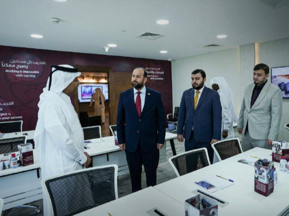 وزير الإعلام يزور وكالة الأنباء القطرية ويبحث مع مديرها سبل التعاون الإعلامي