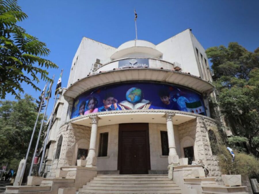 وزارة التربية تطلق مشروعاً لإنتاج المقاعد المدرسية بمشاركة الطلاب والمعلمين