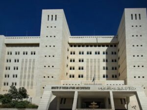 وفد من وزارة الخارجية يزور ليبيا تمهيداً لإعادة افتتاح السفارة