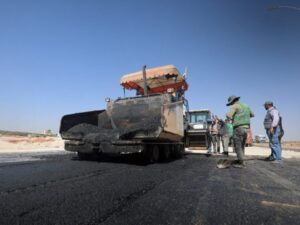 بعد توقف لعامين.. وزارة الأشغال العامة تبدأ توسعة وتزفيت طريق باب الهوى – معرة مصرين