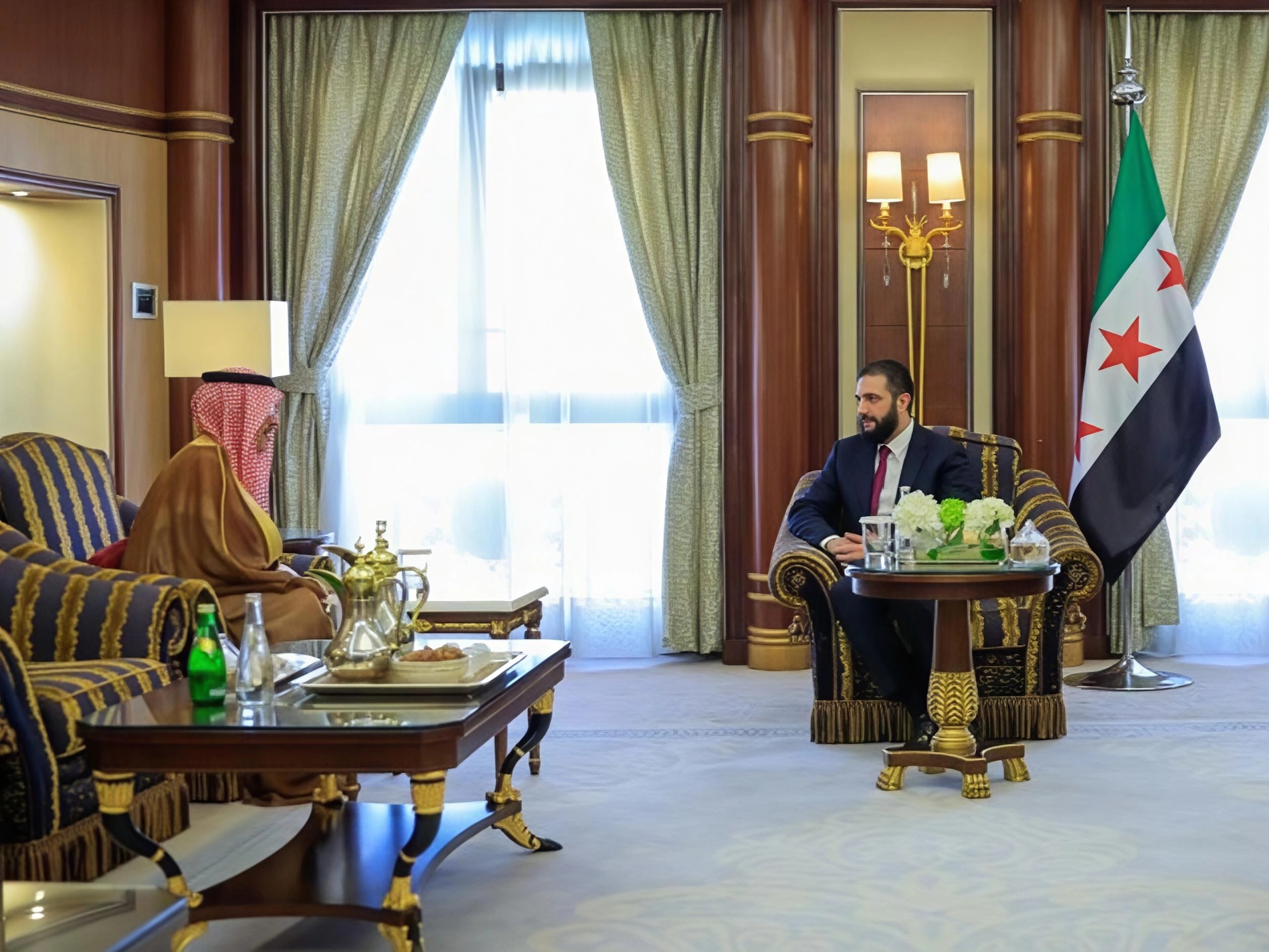 الرئيس الشرع يلتقي في الرياض رئيس مجلس الأعمال السعودي- السوري