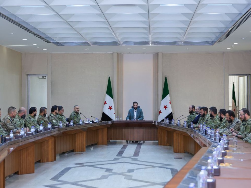 الرئيس الشرع يبحث مع وزير الدفاع وقادة الفرق العسكرية المستجدات الوطنية