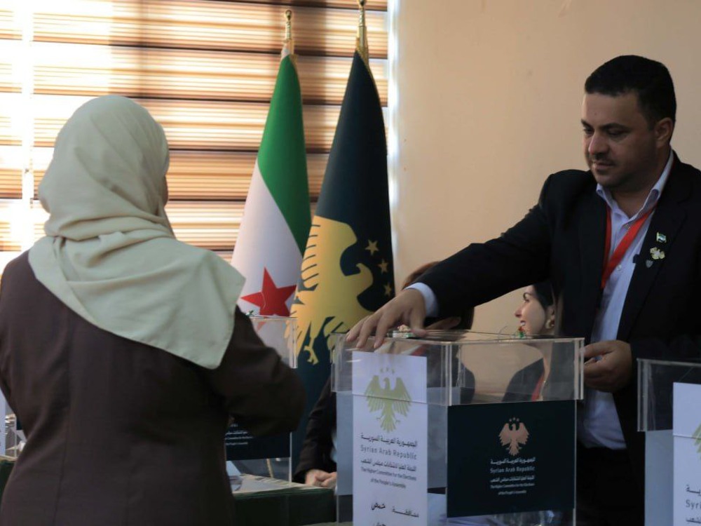 الرئيس الشرع يتابع مع محافظ حمص سير العملية الانتخابية