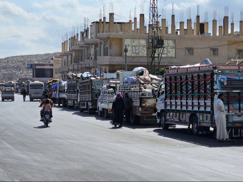 بدعم مفوضية اللاجئين.. تنظيم قافلة عودة لبلدة حاس بريف إدلب