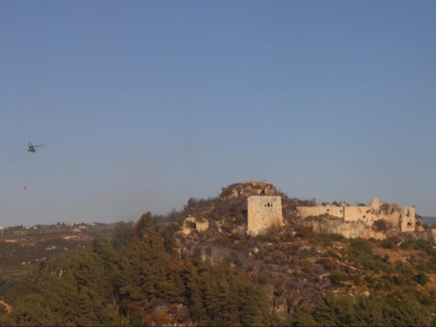 الدفاع المدني يعلن السيطرة على حريق قلعة صلاح الدين بريف اللاذقية