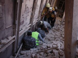 وزارة الداخلية تتعهد بتعويض وجبر ضرر العمال بحادثة انهيار مبنى السرايا