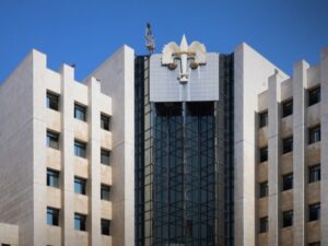 وزارة العدل تنفي صدور أحكام إعدام بمسؤولين سابقين في النظام البائد
