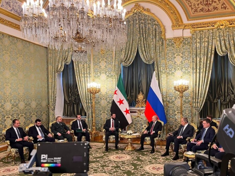 العلم السوري الجديد يرفرف على سيارة السيد الرئيس الشرع في موسكو