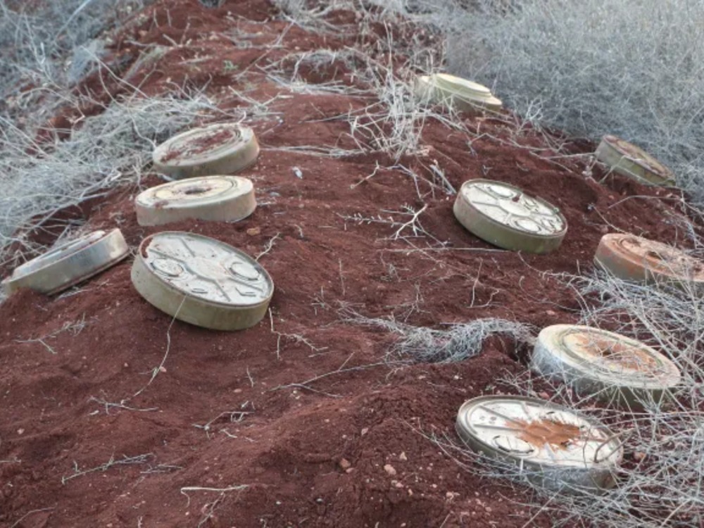 إصابة 3 عناصر من فرق الهندسة العسكرية أثناء تفكيك مخلفات الحرب بريف حماة