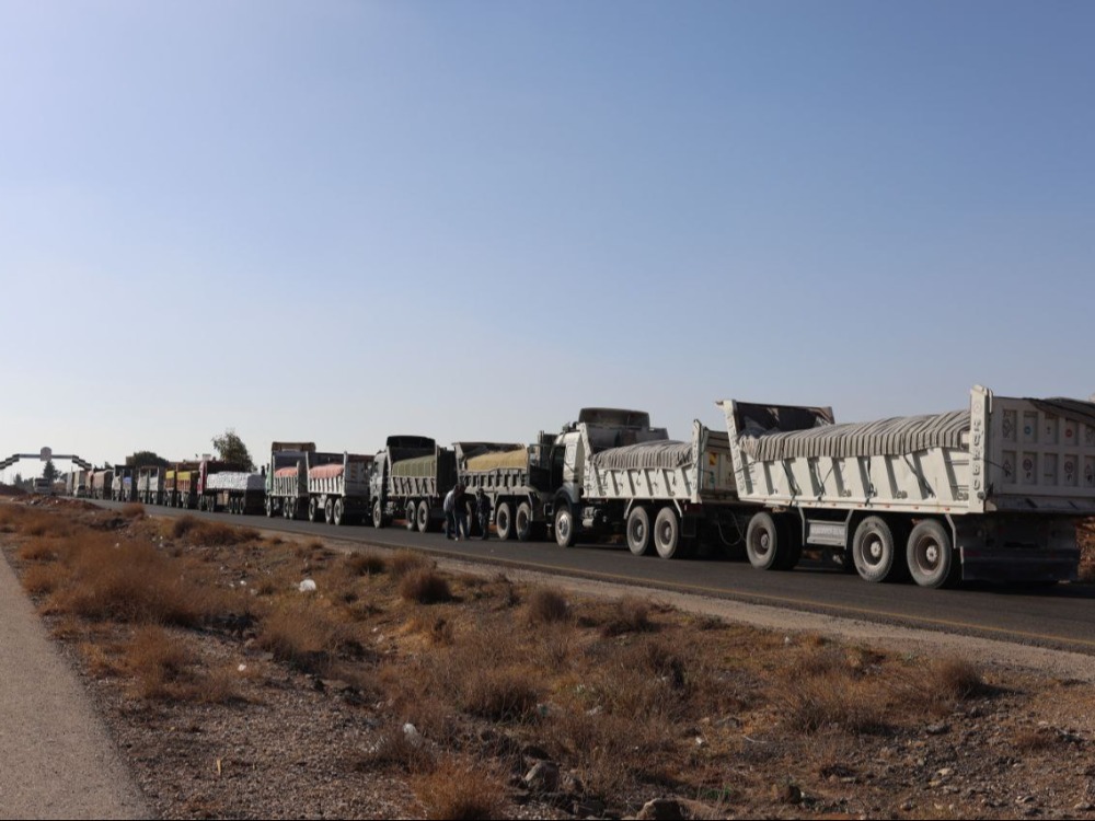 50 شاحنة غذاء ومواد بناء تدخل محافظة السويداء