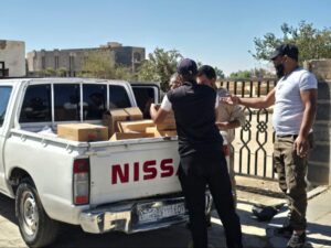 بتوجيه من المحافظ.. توزيع سلال غذائية لمهجرين من عشائر السويداء في درعا