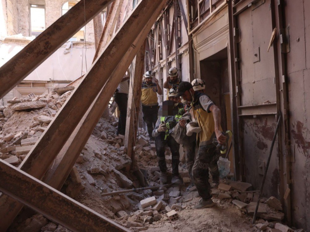 انتشال جثماني عاملين من تحت أنقاض مبنى السرايا بدمشق