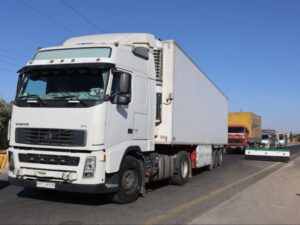 قافلة تجارية جديدة تدخل السويداء لدعم الاحتياجات الأساسية في المحافظة