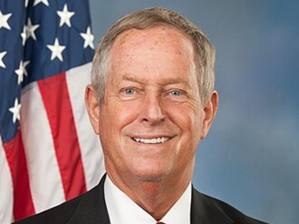 سيناتور أمريكي يدعو إلى الإلغاء الكامل لقانون قيصر