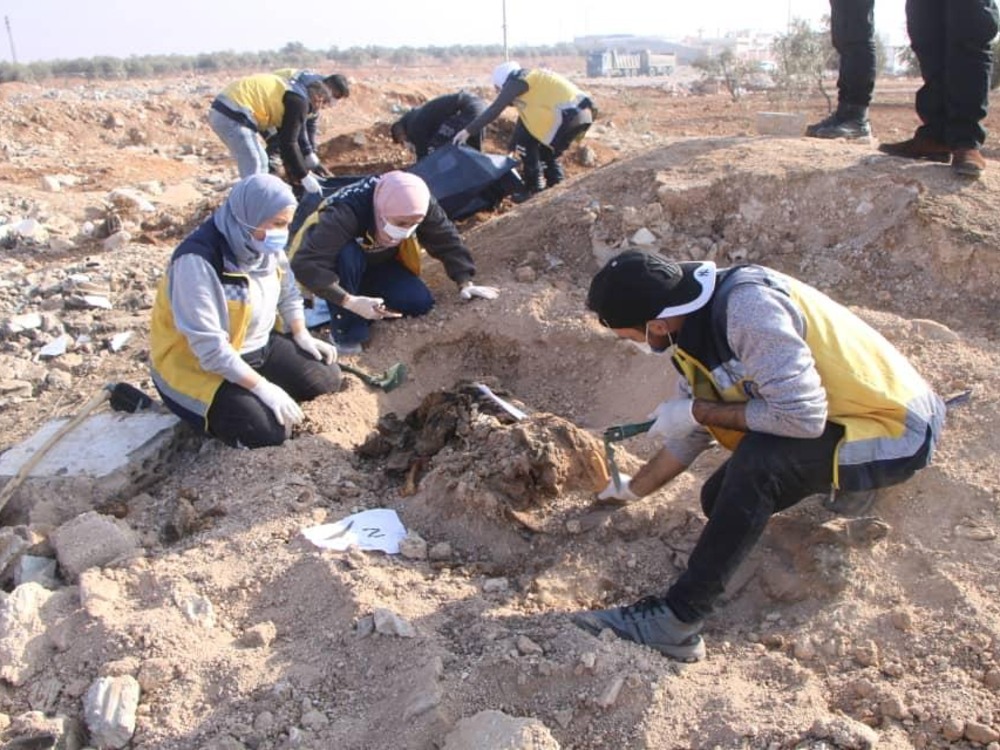 الدفاع المدني ينتشل رفات 9 أشخاص في حي كرم الزيتون بحمص