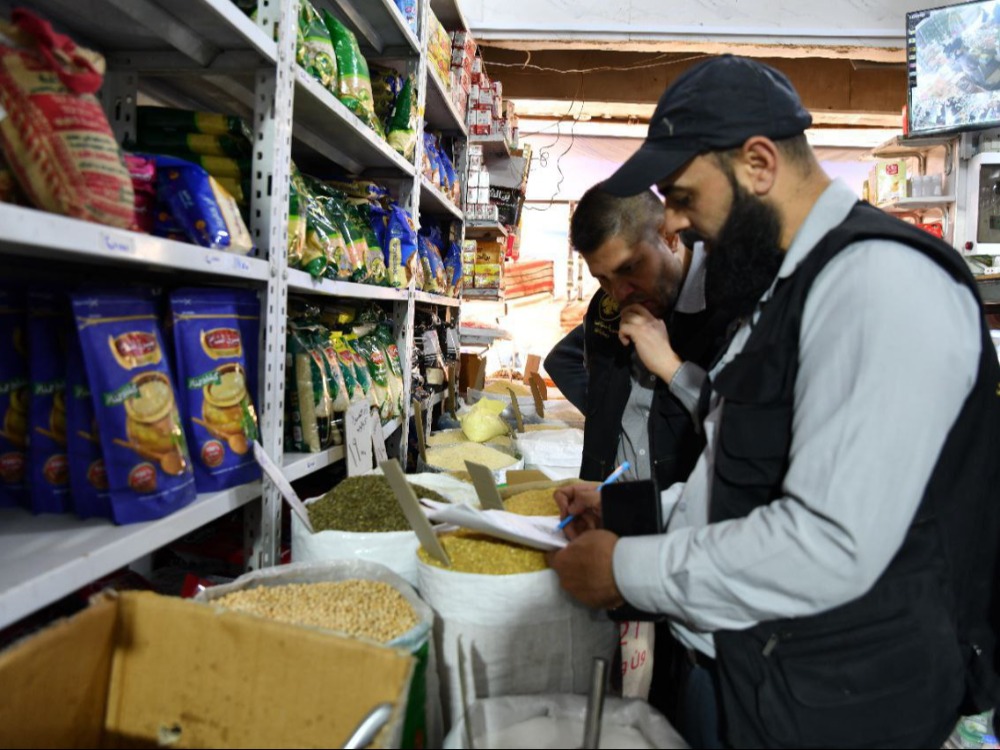 حماية المستهلك" تنظم ضبوطاً تموينية بحق منشآت مخالفة للاشتراطات الصحية بدمشق