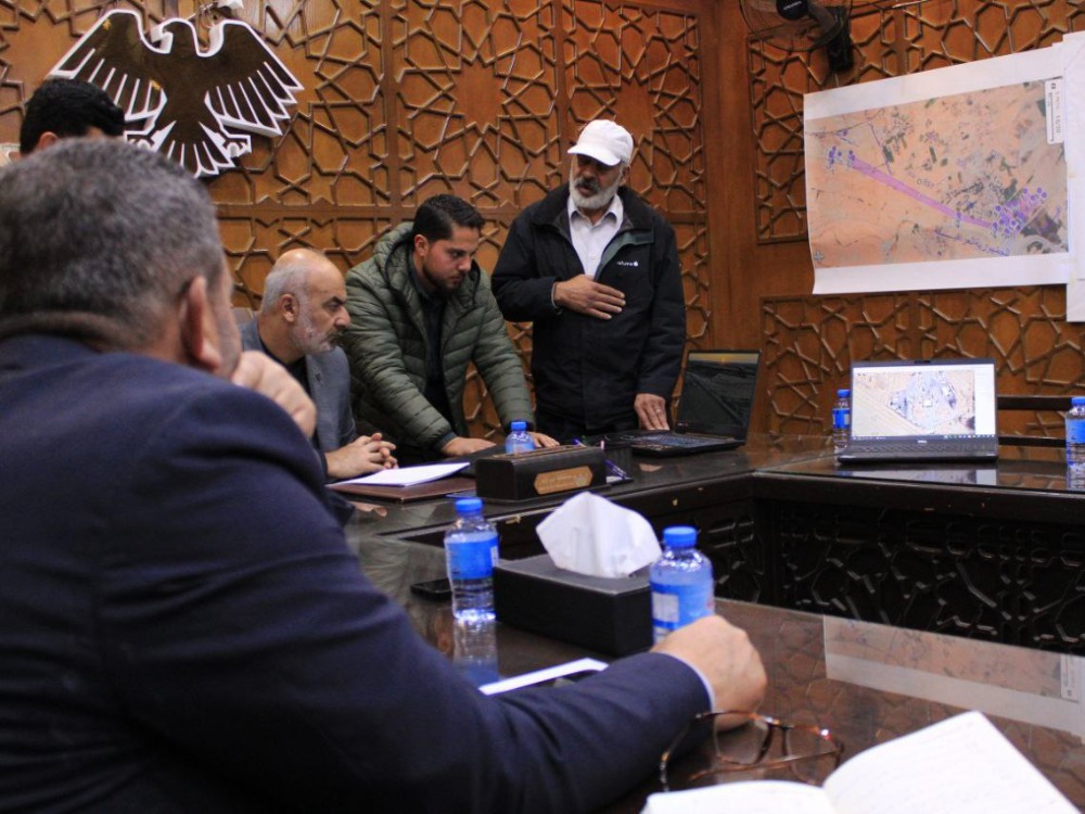 لبحث التوسعة الجديدة.. محافظ دير الزور يجتمع مع إدارة معبر البوكمال