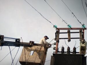 تضررت بالقصف الإسرائيلي.. ورشات كهرباء ريف دمشق تعيد وصل التيار إلى بلدة بيت جن