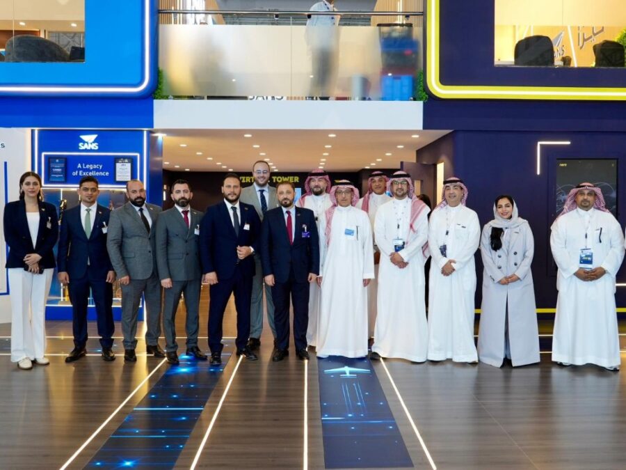 رئيس هيئة الطيران يستطلع جناح شركة “نيرا” السعودية في معرض دبي للطيران