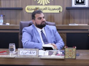 محافظ السويداء والهلال الأحمر يستعرضان المشاريع المنفذة ضمن حملة السويداء منا وفينا