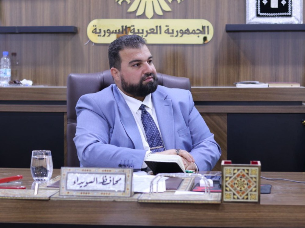 محافظ السويداء والهلال الأحمر يستعرضان المشاريع المنفذة ضمن حملة السويداء منا وفينا