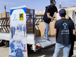 توزيع سلال غذائية على العائلات المهجرة من السويداء في بصر الحرير بريف درعا