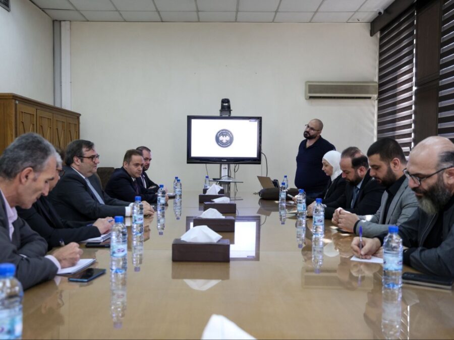 تعاون بين وزارة الإعلام والمصرف المركزي لدعم إصدار العملة الوطنية الجديدة