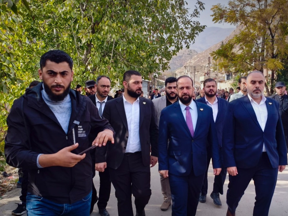 وزير الإعلام يقدم واجب العزاء في شهداء بيت جن بريف دمشق الغربي