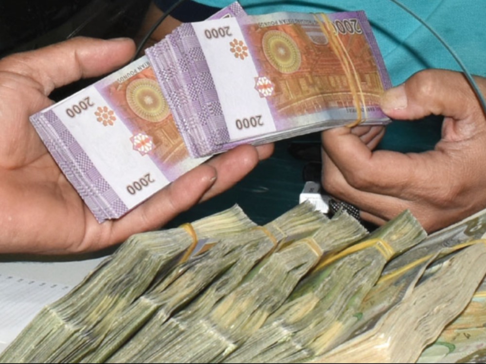 بعد أشهر من الانتظار.. الحكومة تبدأ صرف الرواتب المتأخرة لموظفي الحسكة والرقة