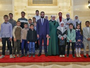 الرئيس الشرع وعقيلته يلتقيان عدداً من أبناء الشهداء والمتفوقين في يوم الطفل العالمي