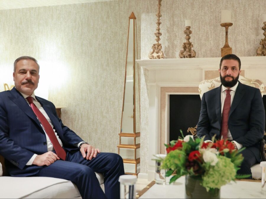 الرئيس الشرع يلتقي وزير الخارجية التركي على هامش زيارته لواشنطن