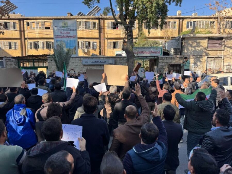 حلب.. معلمون ومعلمات ينظمون وقفة احتجاجية أمام مديرية التربية والتعليم