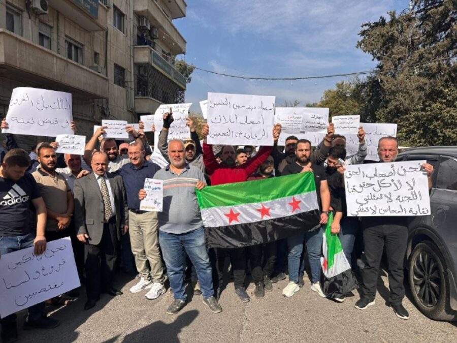 حماة.. وقفة احتجاجية للمطالبة بعدالة التخمين العقاري وضبط الإيجارات